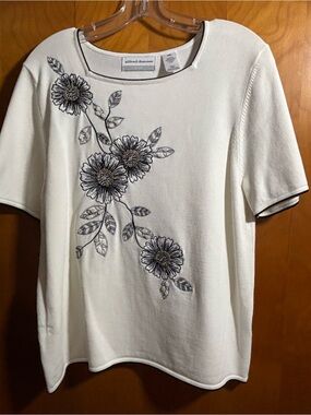 Alfred Dunner White Short-Sleeve Top with Black Floral Embroidery, size XL Petit